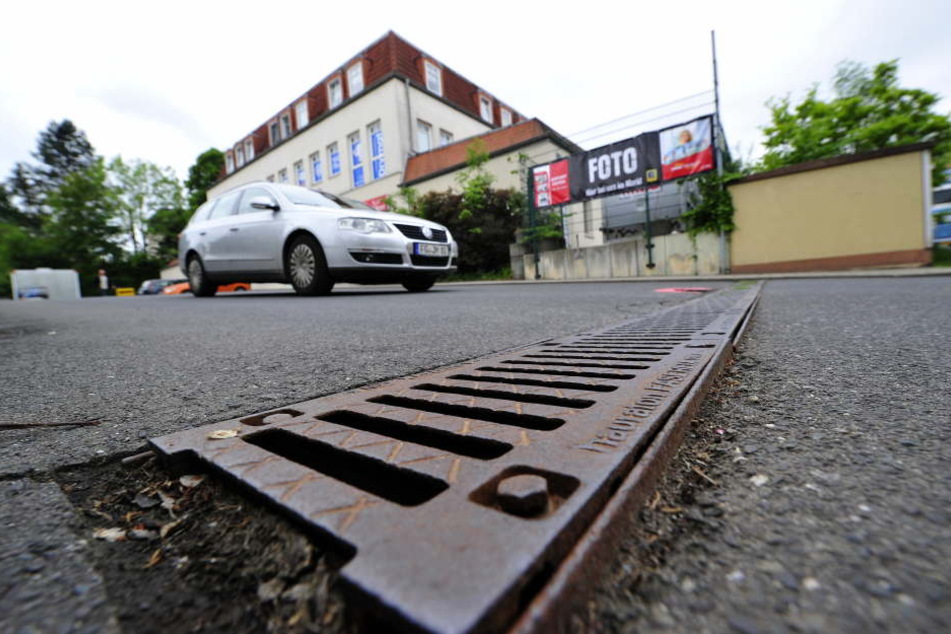 Tagsüber nervt Anwohner das Scheppern, das Autos an der kaputten Regenrinne verursachen.