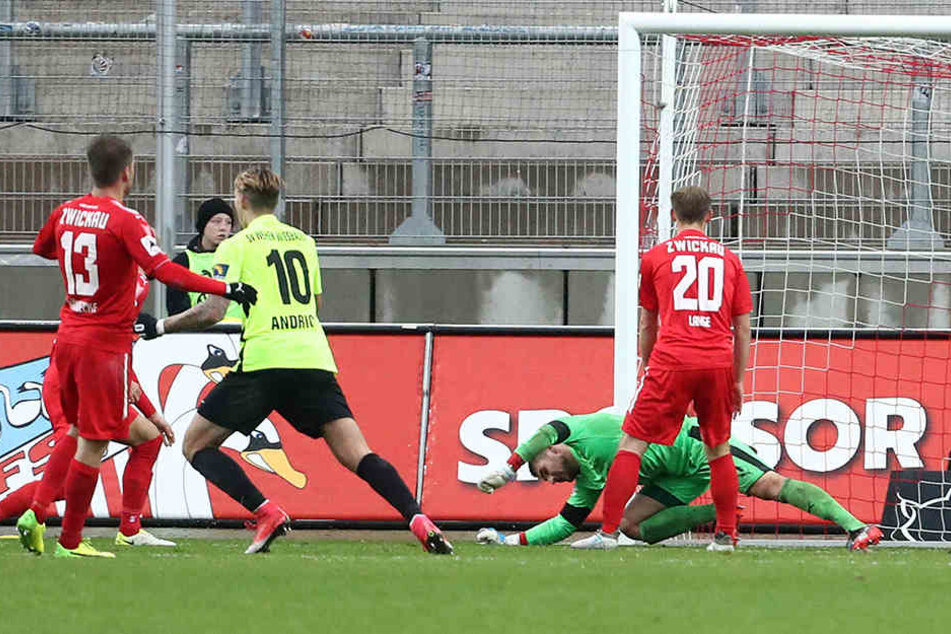 Da kam Johannes Brinkies nicht mehr ran: Patrick Breitkreuz versenkte den Ball zum 0:1 für Wiesbaden.