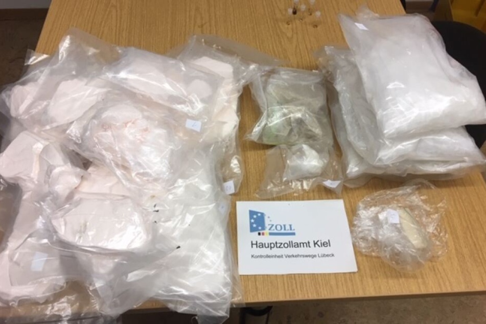 Das Hauptzollamt Kiel zeigt, wie groß die Menge der sichergestellten Drogen tatsächlich ist. Insgesamt handelt es sich wohl um etwa 15 Kilogramm.