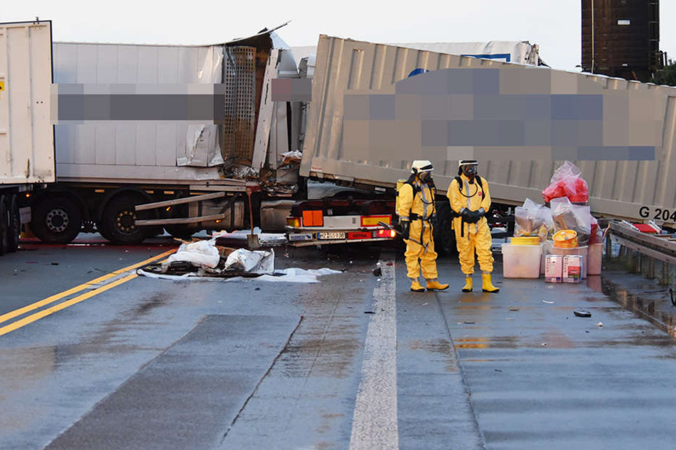 Die beiden Lkw haben sich ineinander verkeilt.