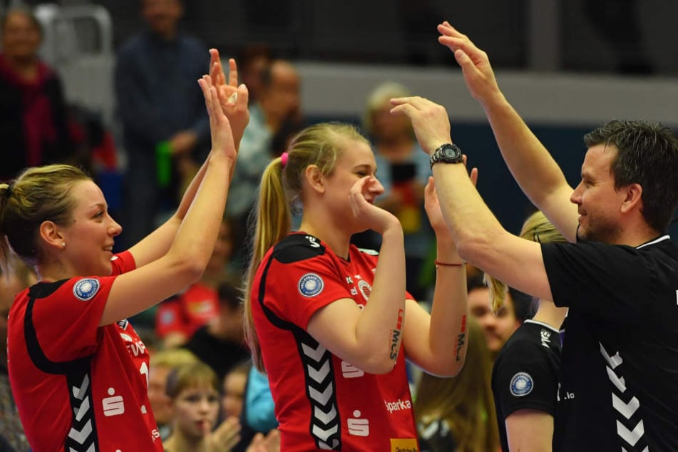 Alex Waibl klatscht nach dem entscheidenden Viertelfinal-Sieg gegen Vilsbiburg mit Katharina Schwabe (l.) und Jennifer Cross ab.
