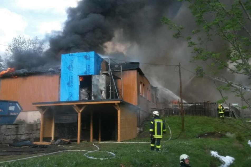 Eine rund 400 Quadratmeter große Werk- und Lagerhalle auf dem Betriebsgelände wurde durch die Flammen stark beschädigt.