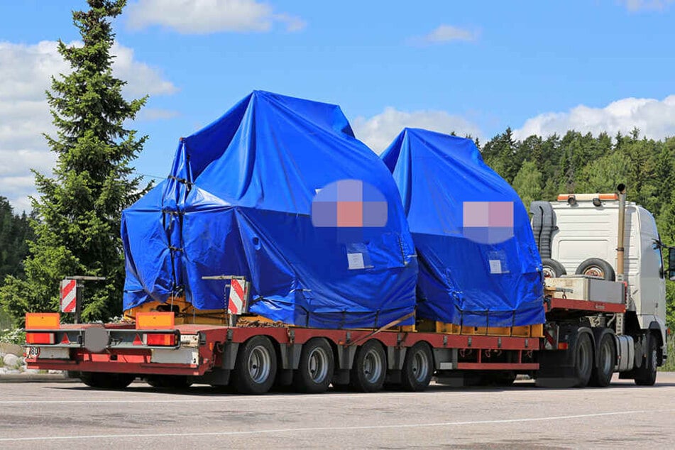 Die Ermittlungen ergaben, dass die Diebe mit Spezialkran und Tieflader ausgerüstet gewesen sein müssen. (Symbolbild)