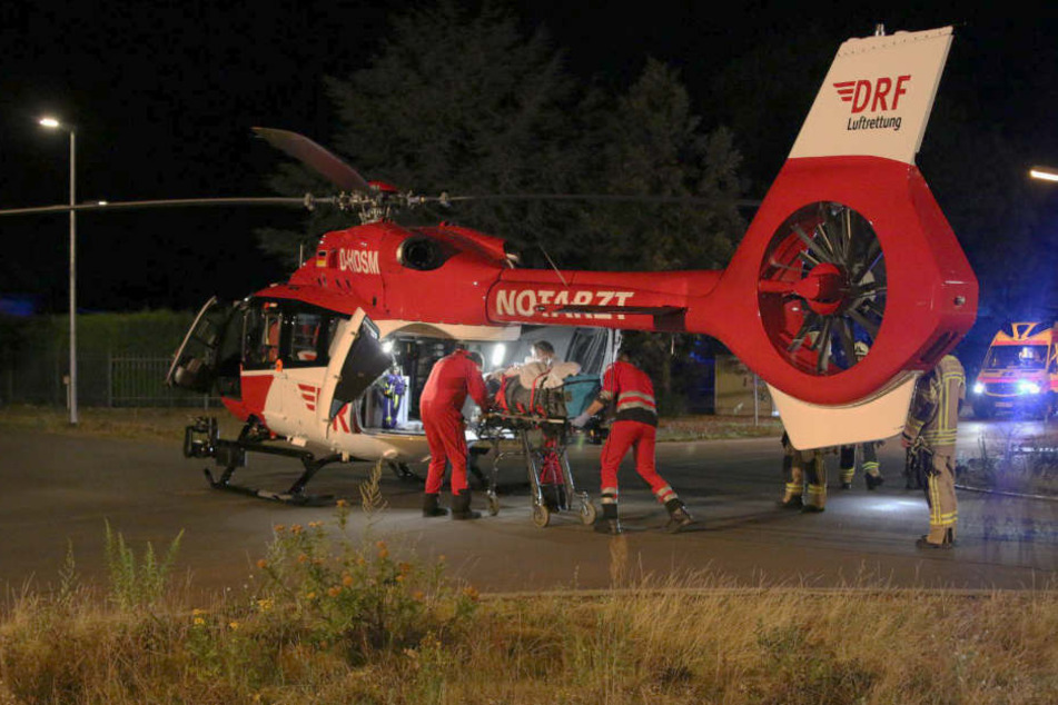 Ein Hubschrauber bringt eine schwer verletzte Person ins Krankenhaus