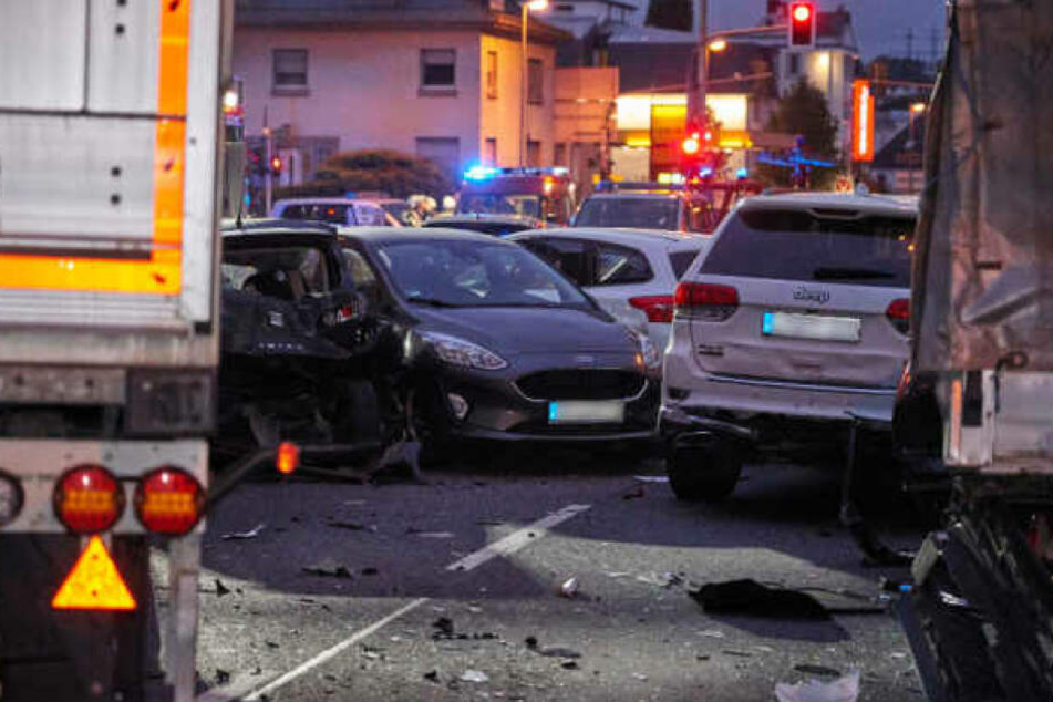 Mehrere Autos wurden durch den Aufprall zusammengeschoben, acht Menschen wurden verletzt.