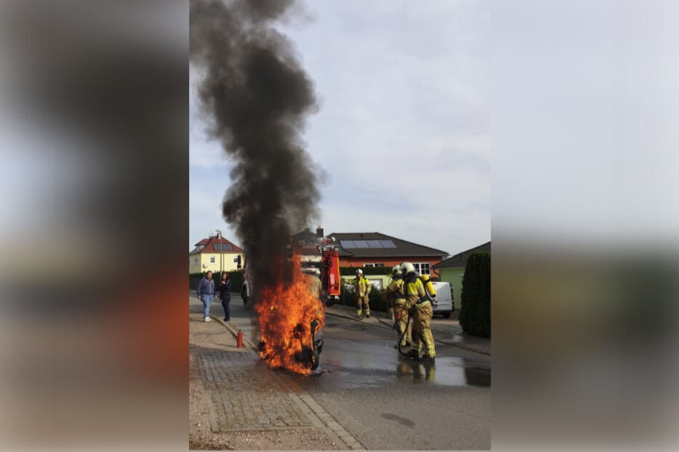 Der Roller stand bereits in Flammen, als die Kameraden eintrafen.