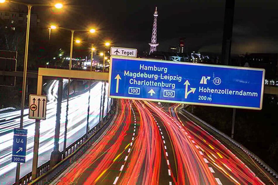 Fast jede Nacht muss die Polizei Raser auf der Stadtautobahn stoppen. (Symbolbild)