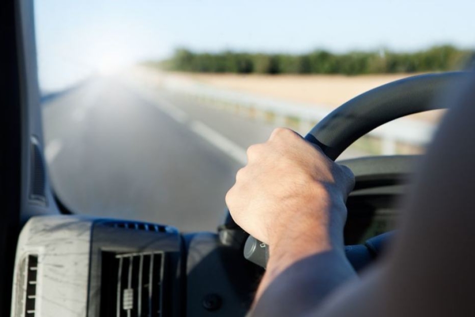 Der junge Mann nahm einfach das Auto seiner Schwester und machte betrunken und ohne Führerschein eine Tour mit bösem Ende. (Symbolbild)