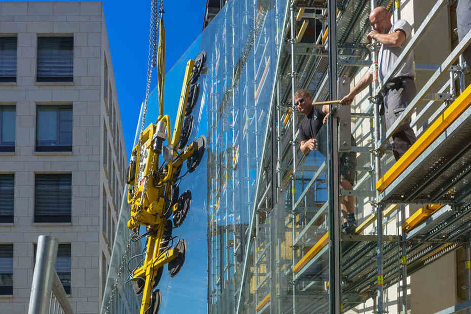 An der Busmann-Kapelle in Dresden werden die neuen Glasscheiben angebracht.