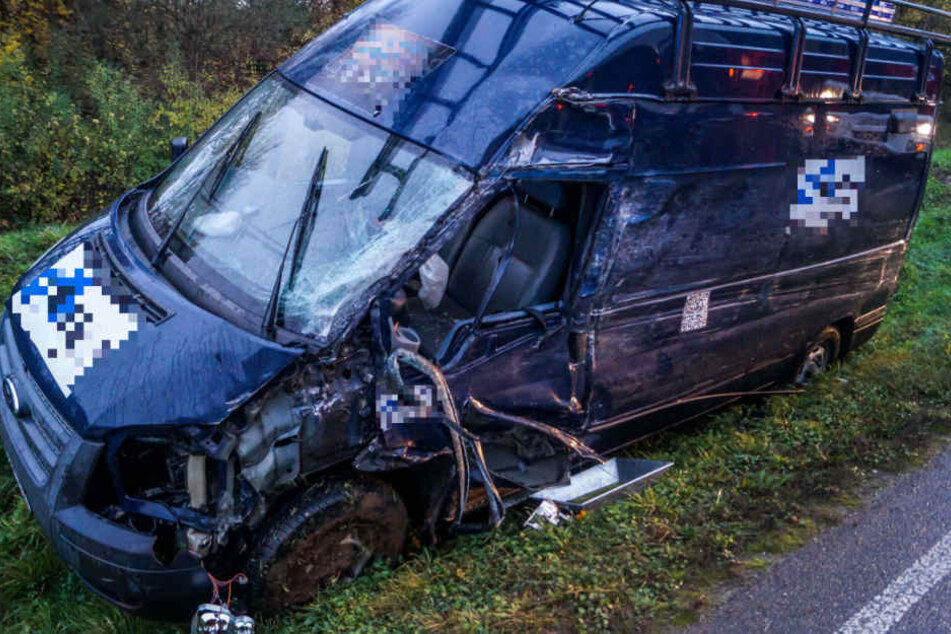 In diesem demolierten Transporter wurden sowohl Fahrer (42) als auch Beifahrer (46) verletzt.