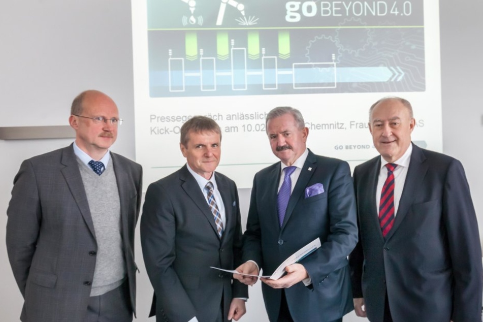 Sie starten am Fraunhofer-Institut die Zukunft: Die Professoren Welf-Guntram Drossel (49), Thomas Otto (59), Reimund Neugebauer (62) und Reinhard R. Baumann (64, v.l.)