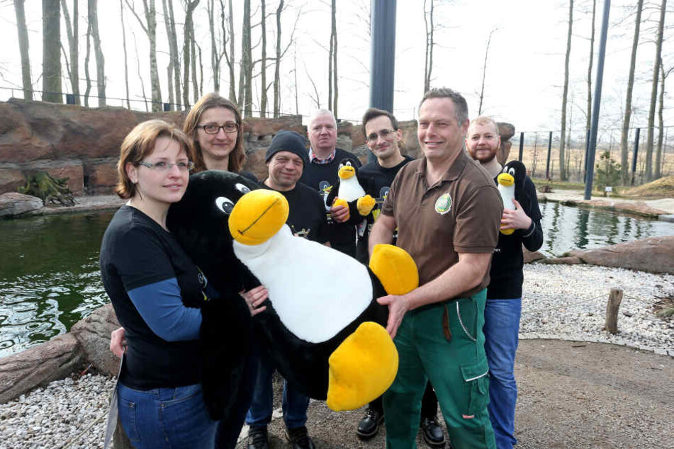 Das Orga-Team der Chemnitzer Linux-Tage übernimmt die Patenschaft für zwei Humboldt-Pinguine. In der Mitte Tierpfleger Mike Richter.