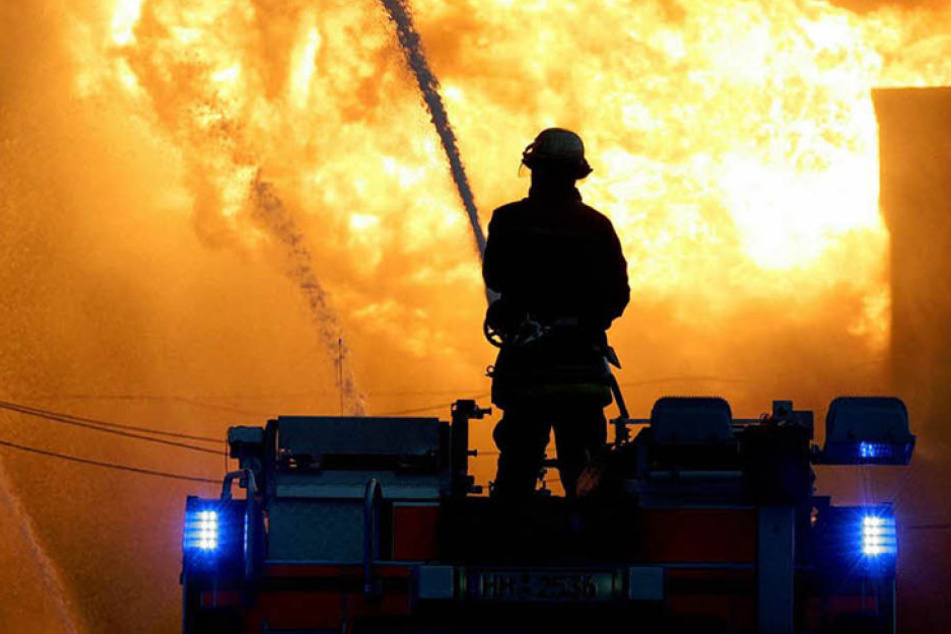 Die Feuerwehr hatte den Großbrand nach der Explosion relativ schnell im Griff. (Symbolbild)