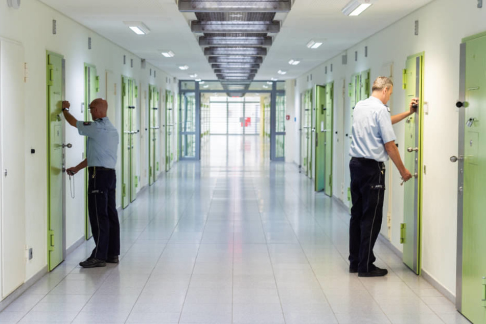 Zwei Justizvollzugsbeamte öffnen Zellen in der Justizvollzugsanstalt Düsseldorf.