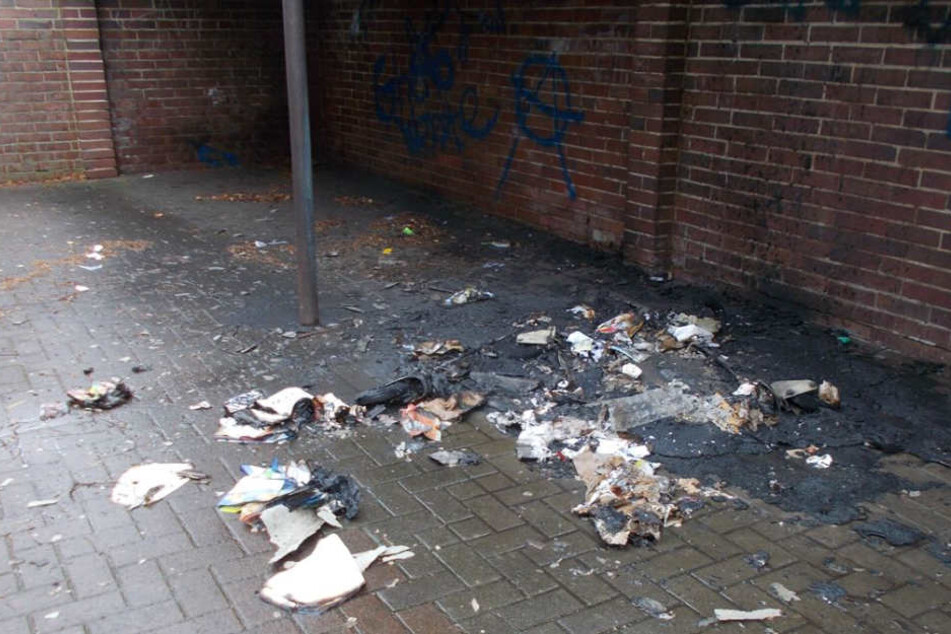 Der Papiercontainer wurde von den Kindern unter diesem Dach angezündet.