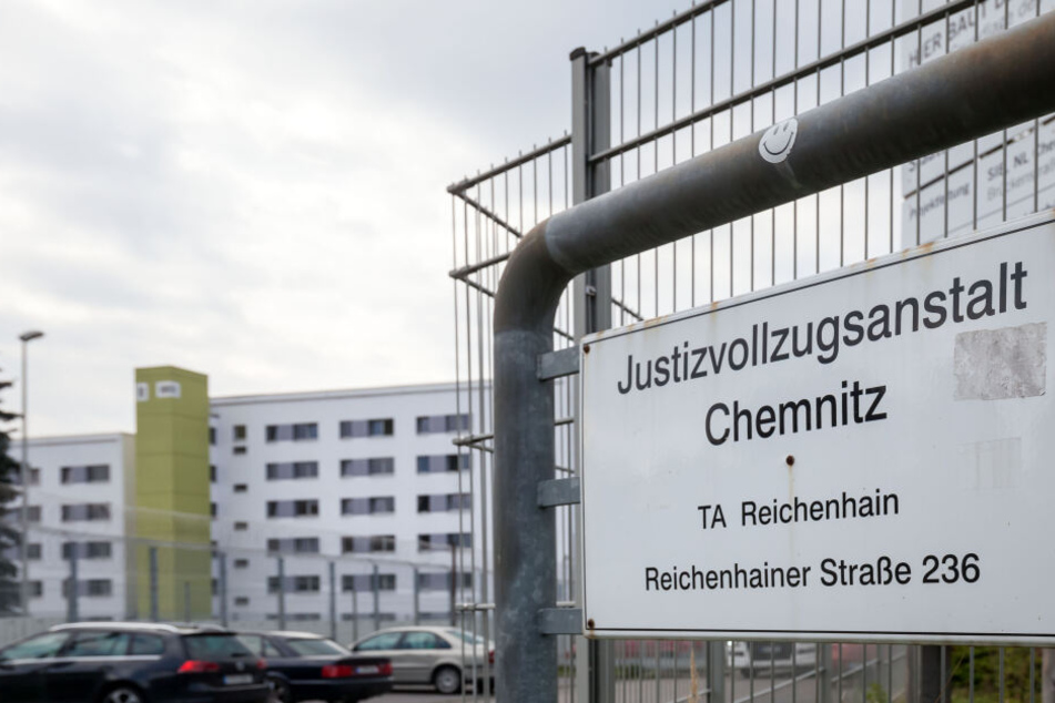 In der Justizvollzugsanstalt Chemnitz an der Reichenhainer Straße stellte man eingeschmuggelte Handys sicher.