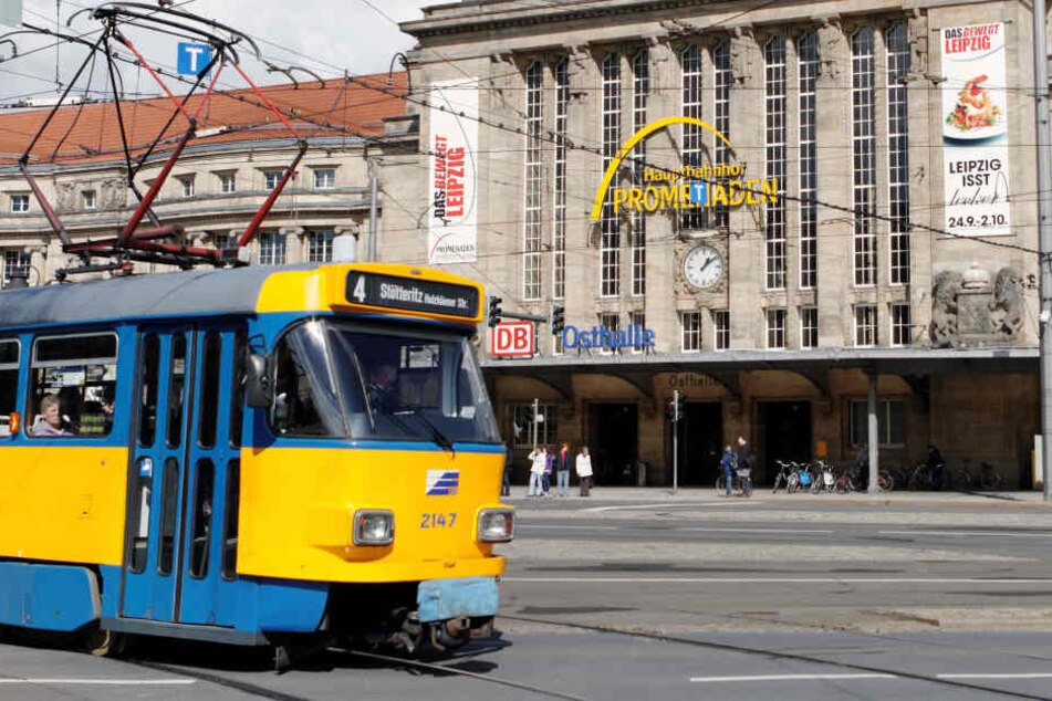 In der Straßenbahn der Linie 4 beobachtete der Mann den 15-Jährigen, stieg mit ihm aus und verfolgte ihn.