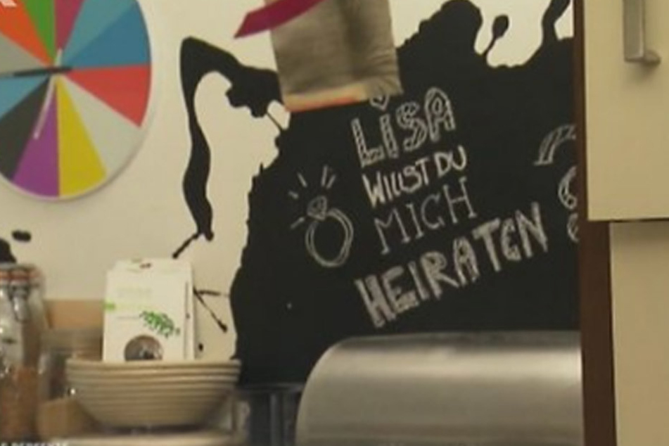 ...und versteckte Freundin Lisa eine romantische Botschaft in der Küche...