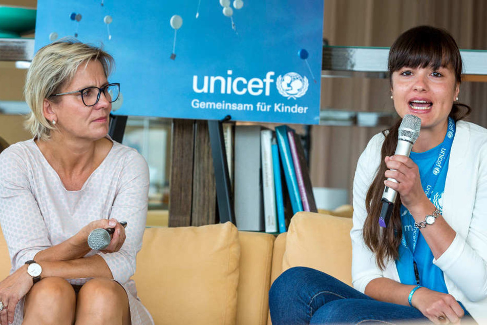 Sarah Winkler (24, Unicef Dresden, re.) und Sozialministerin Barbara Klepsch
(51, CDU).