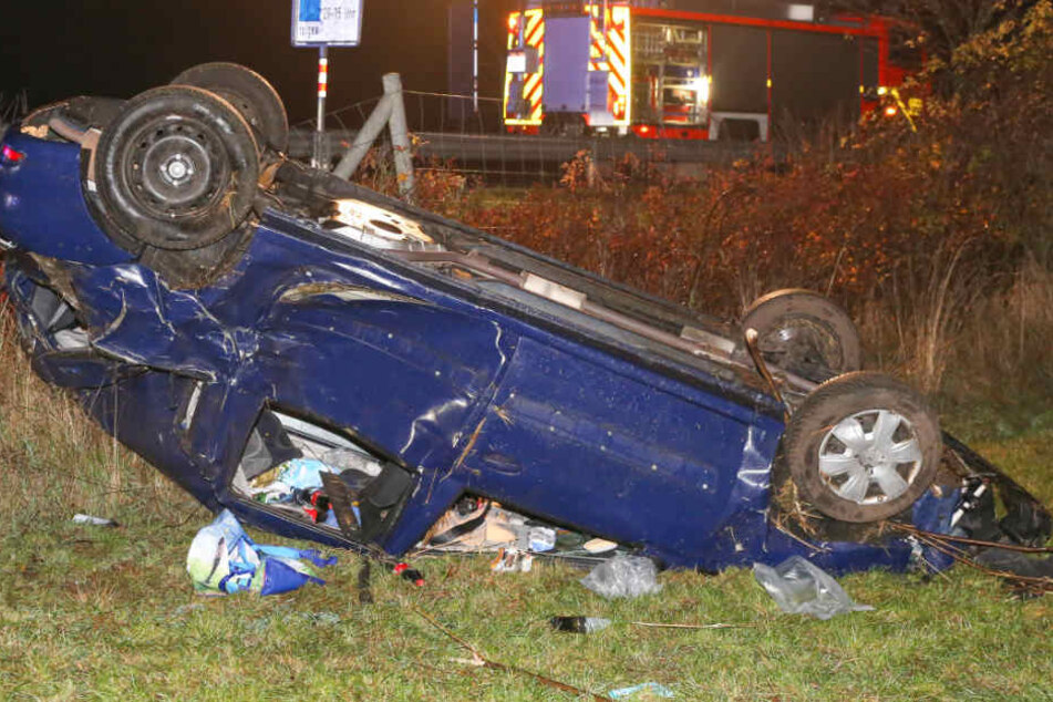 Das Auto überschlug sich und kam auf dem Dach liegend auf einem Feld zum Stehen.