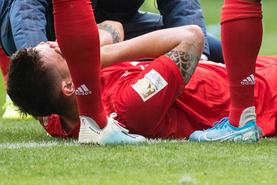 Hände vor dem Gesicht. Niklas Süle wusste wohl schon, was ihm passiert ist.