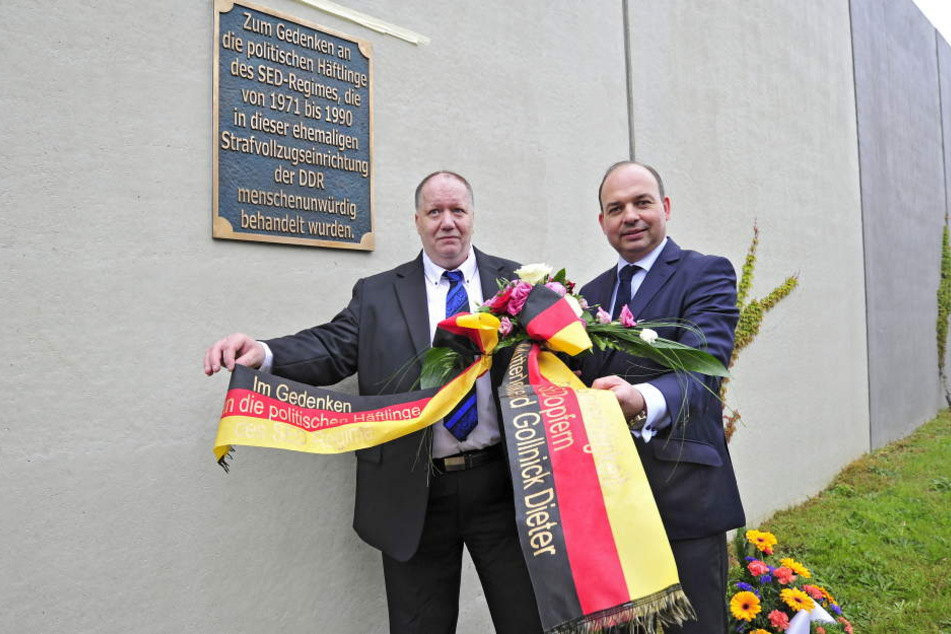 Der ehemalige DDR-Knast an der Reichenhainer Straße erhielt bereits eine Gedenktafel, hier Dieter Gollnick und Mike Mutterlose bei der Einweihung.