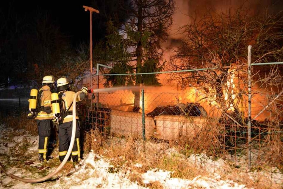 Bei der Sicherung der Brandstelle wurde ein verbrannter Körper gefunden. (Symbolbild)