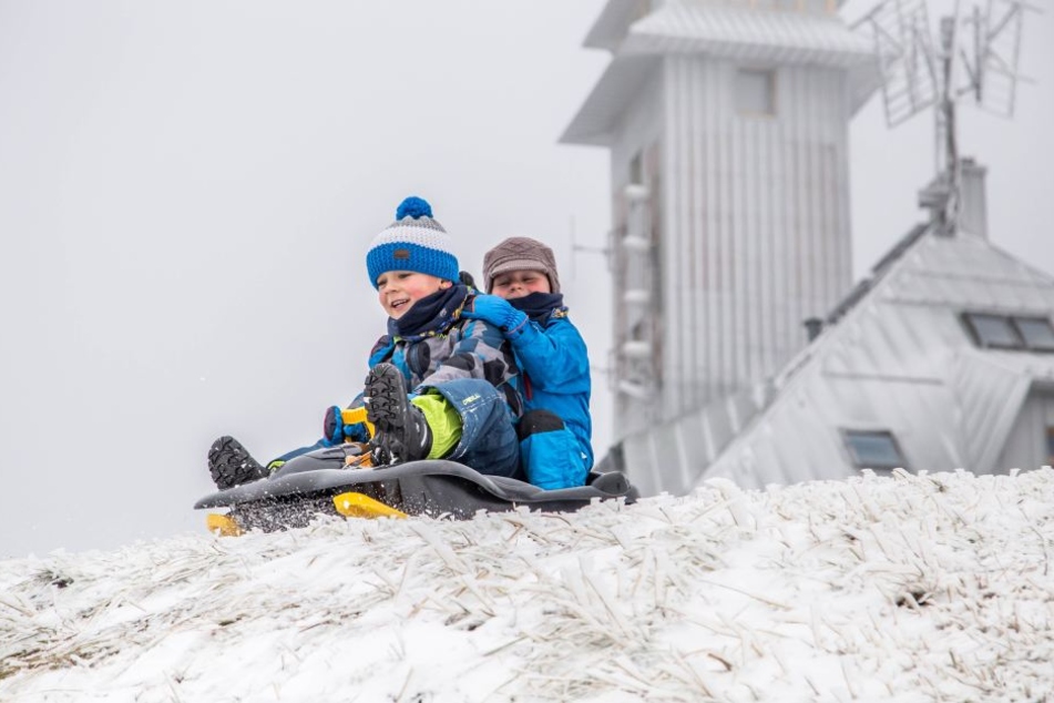 Auf dem Fichtelberg reichte die weiße Pracht für eine Schlittenfahrt.