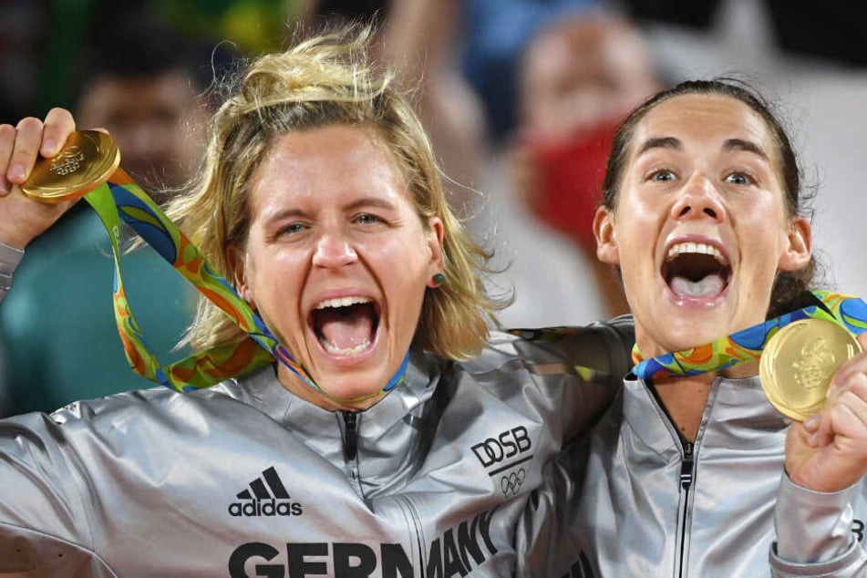 Gemeinsam mit Beach-Partnerin Laura Ludwig (links) freut sich Kira Walkenhorst über die Goldmedaille der Olympischen Spiele von Rio.