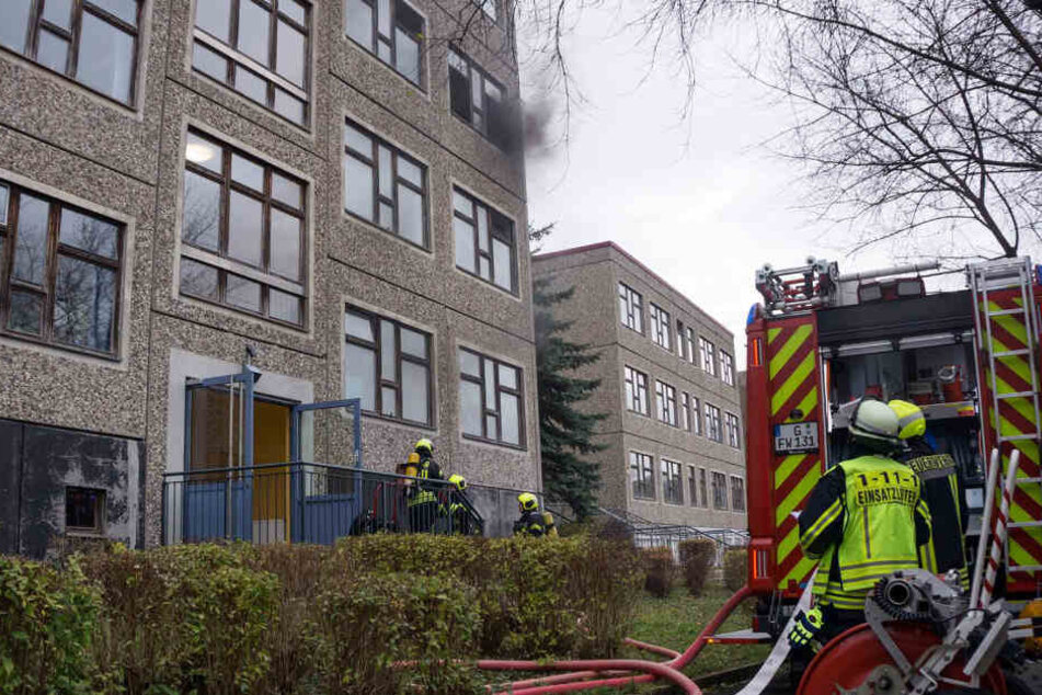Bei Eintreffen der Einsatzkräfte drang dichter Qualm aus einem Fenster.