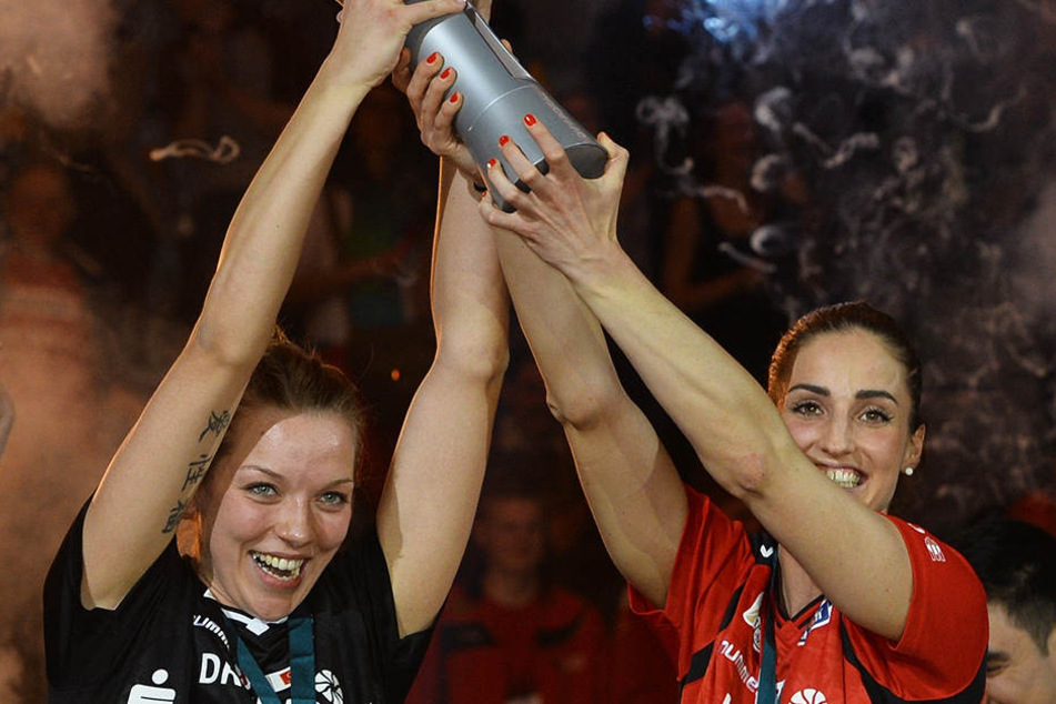 Dieser Moment bleibt ewig in Erinnerung: Katharina Schwabe (l.) und Myrthe Schoot streckten bei der Pokalfinal-Premiere 2016 in Mannheim stolz das Objekt der Begierde in die Höhe.