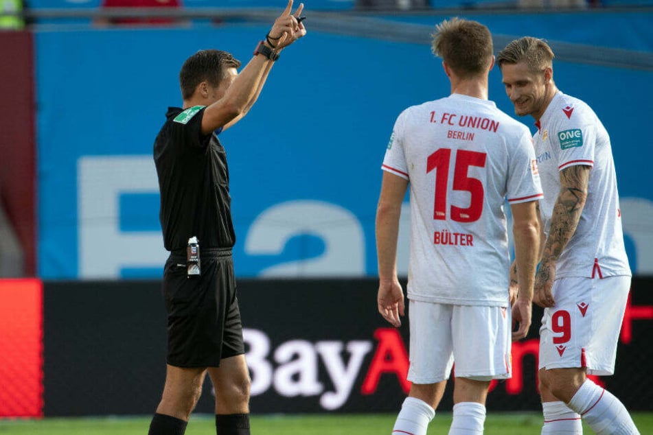 Robert Hartmann schickt Unions Sebastian Polter nach Videobeweis vom Platz.