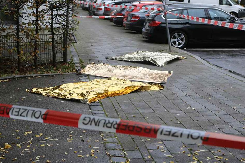 Rettungsdecken liegen am 21. Oktober am Rosenheimer Platz in München über Blutflecken. Mehrere Menschen sind von einem Unbekannten mit einem Messer angegriffen und verletzt worden.