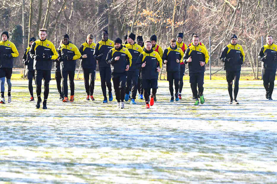 Auf dem gefrorenen Trainingsplatz im Großen Garten sind aktuell nur Laufeinheiten möglich. Während die Dynamo-Feldspieler in der Kälte über die Anlage trabten, fehlten die Torhüter. Marvin Schwäbe & Co. absolvierten in der warmen Halle ein Krafteinheit.