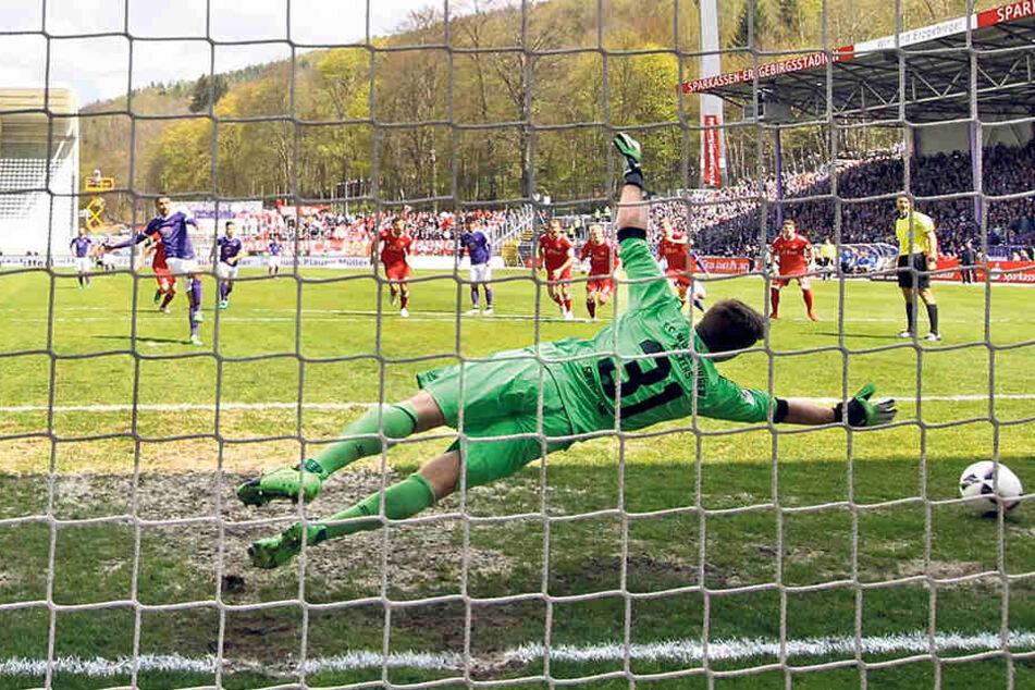 Sicherer Schütze! Dimitrij Nazarov (l.) trifft gegen Würzburgs Jörg Siebenhandl per Elfmeter.