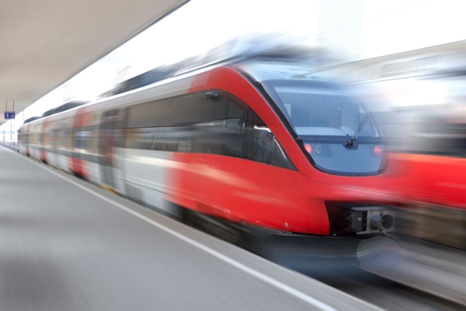 Glücklicherweise konnten die Züge rechtzeitig bremsen. Dem 32-Jährigen ist nichts passiert. (Symbolbild)