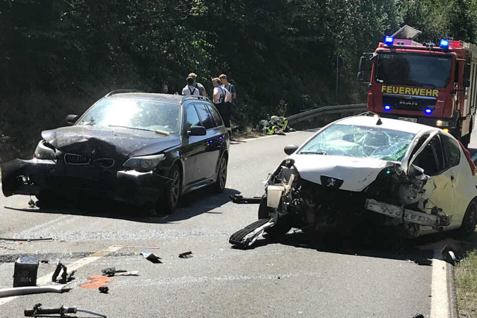 Hier hat es mächtig gescheppert: Auf der S11 im Landkreis Leipzig wurden am Sonntag drei Wagen in einen Unfall verwickelt.