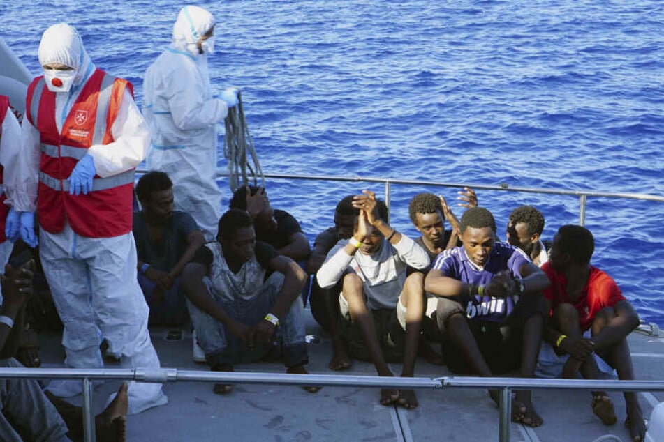 Nach zweieinhalb Wochen auf offener See darf das Flüchtlings-Rettungsboot "Open Arms" an einen spanischen Hafen fahren. (Archivbild)