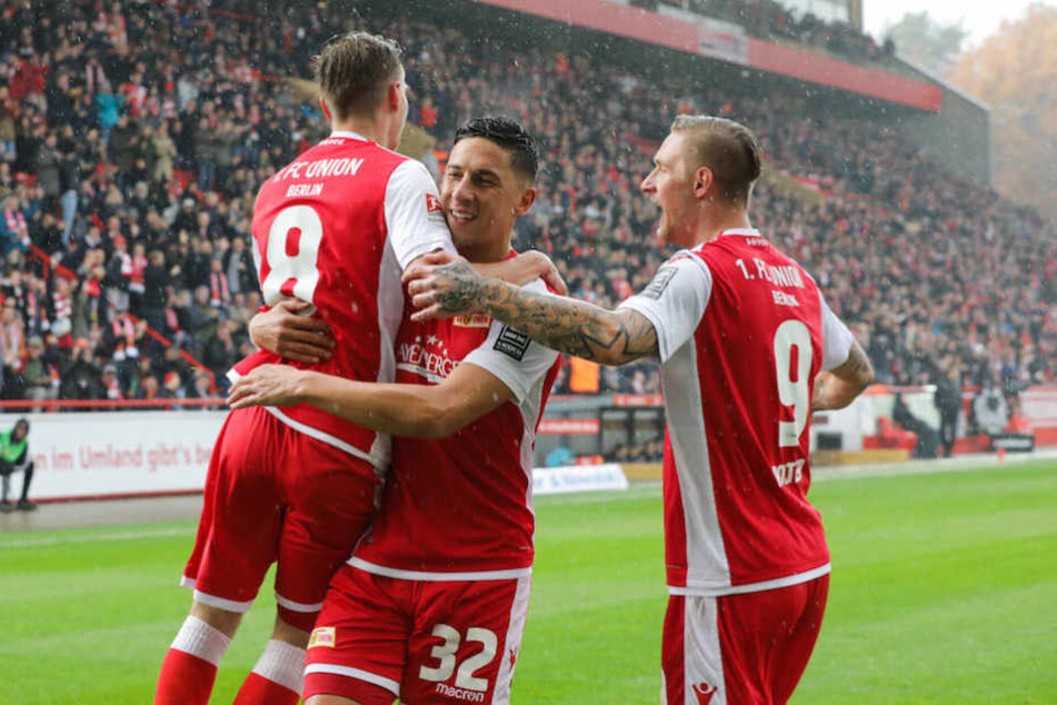 Doppel-Torschütze Joshua Mees (22), Robert Zulj (26) und Sebastian Polter (27) bejubeln die zwischenzeitliche 2:0-Führung der Eisernen gegen Fürth im Köpenicker Nieselregen..