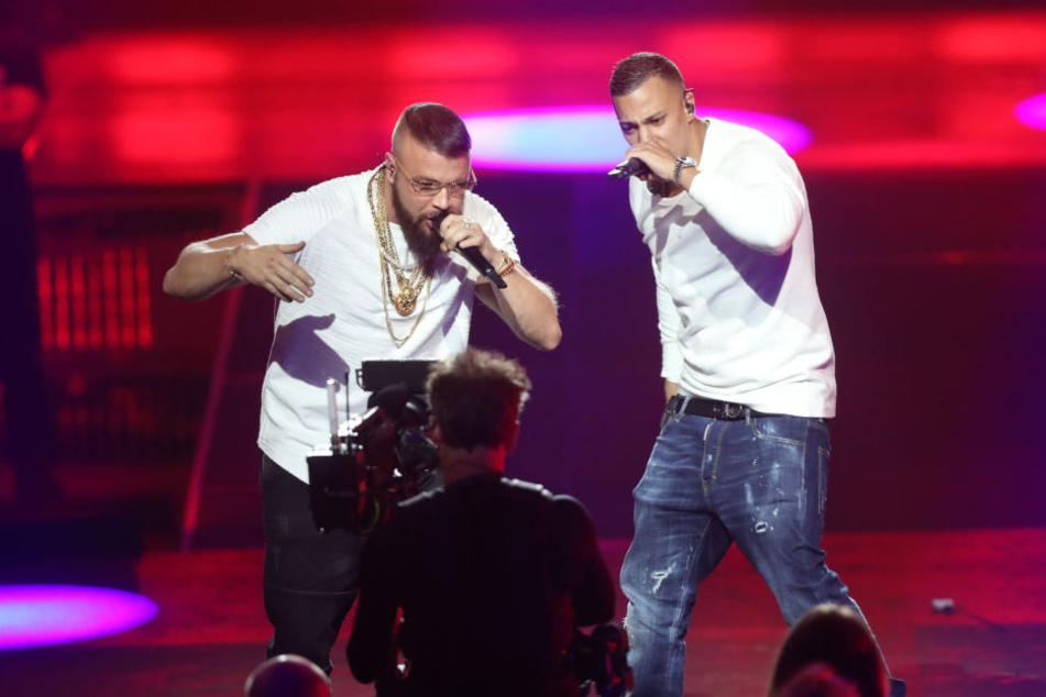 Kollegah (l). und Farid Bang singen bei der 27. Verleihung des Deutschen Musikpreises Echo.