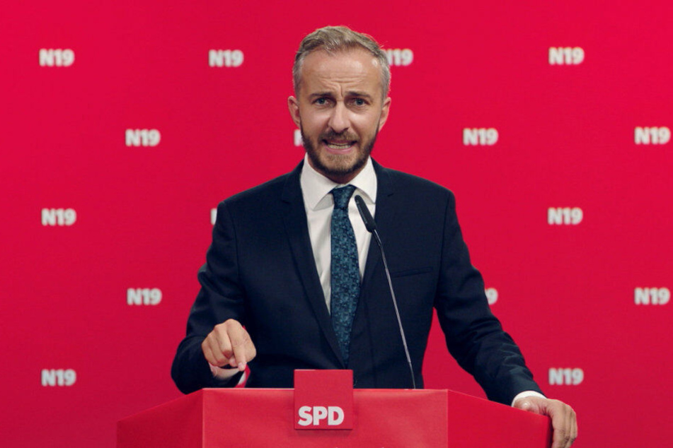 Jan Böhmermann strebt den Sitz des Partei-Chefs an.