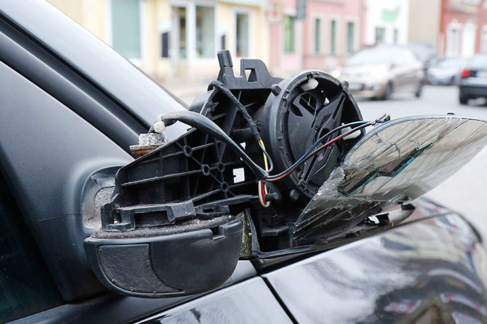 Mehrere Spiegel wurden an den Autos abgetreten (Symbolbild).