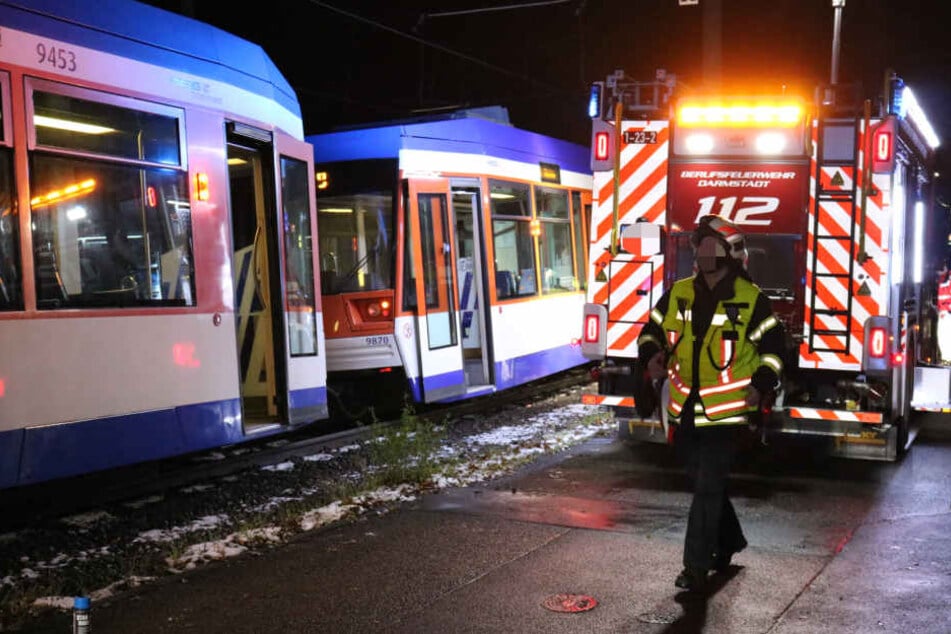 Die Feuerwehr musste die unter der Straßenbahn eingeklemmte Person befreien.