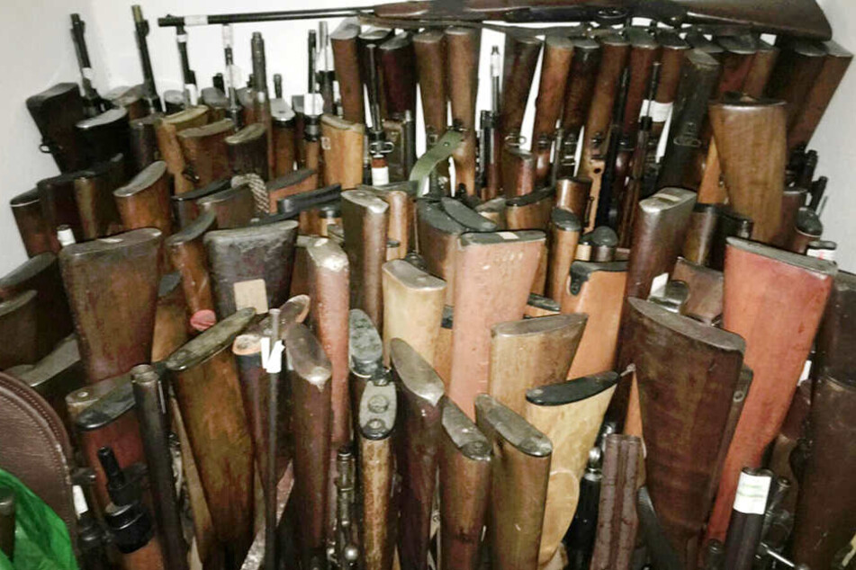 Überall in der Wohnung fand die Polizei Gewehre und Munition.