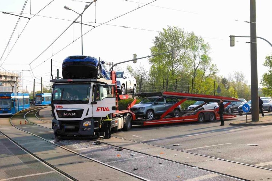 Der mit zahlreichen Autos beladene Lkw hat an dieser Rostocker Kreuzung eine Straßenbahn gerammt.