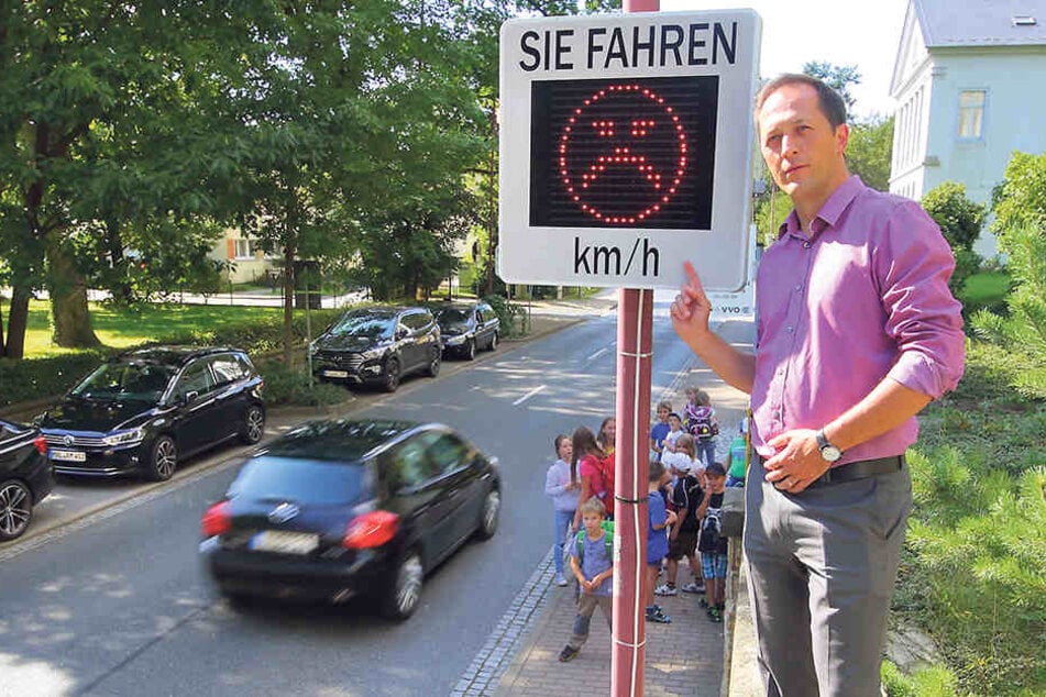 Bad Schandaus Bürgermeister Thomas Kunack (39) an dem Tempomessgerät. Es steht
ganz bewusst in der Nähe einer Kita.