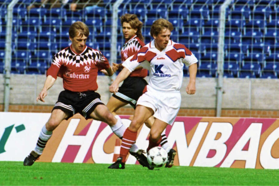 Das waren noch Zeiten: Zwickau in der 2. Bundesliga - hier behauptet Jörg "Jockel" Kirsten (r.) den Ball vor Hannovers Matthias Kulmey. In der Saison 1995/95 wurde Zwickau Fünfter.