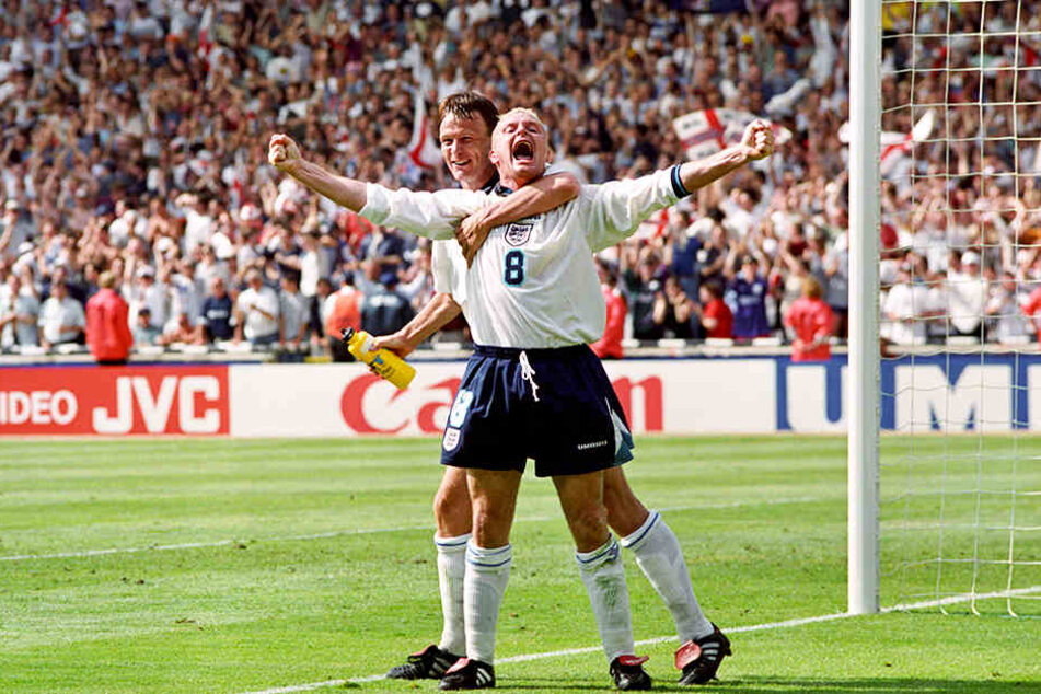 War einer der besten englischen Spieler seiner Generation, der nach seiner Karriere dramatisch abstürzte oft im Krankenhaus landete: Paul Gascoigne (vorne).