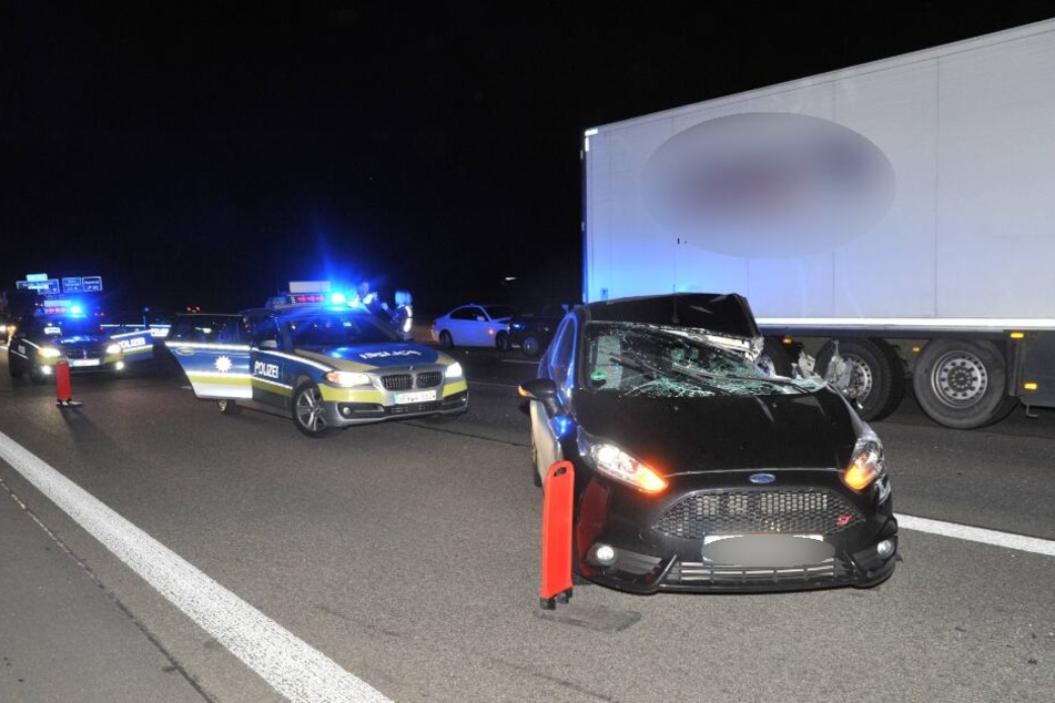 In den ersten Unfall waren ein Laster und fünf Autos involviert.