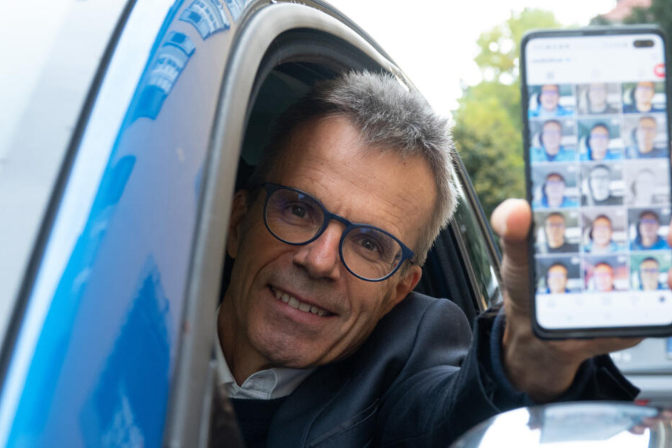 Uwe Baltner zeigt sein Instagram-Profil aus seinem Auto heraus.